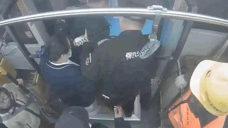 事发上海晚高峰！这辆公交不停站还闯红灯？司机：全车人同意的；网友：必须点赞！