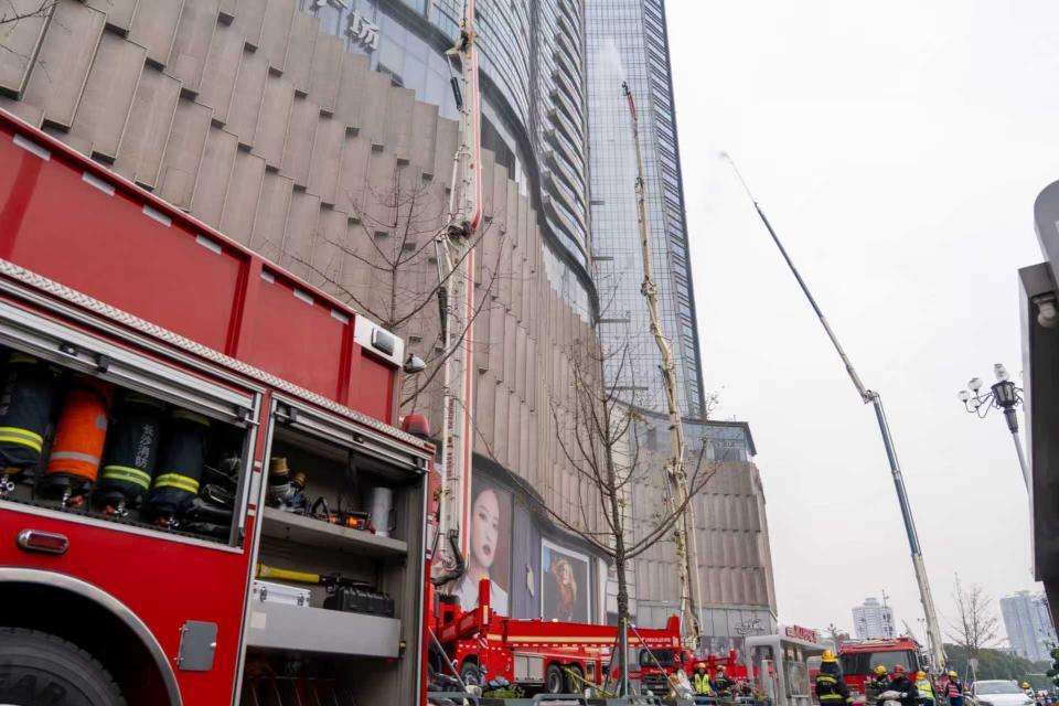 直击200米高空！长沙消防上演超高层“生死救援”