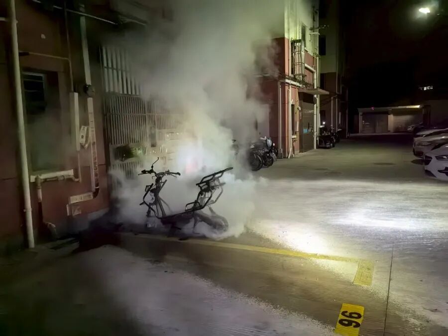 凌晨,上海一小区突然起火!外卖小哥用力拍门、高声呼喊:必须赶紧通知大家 凌晨,上海一小区突然起火!外卖小哥用力拍门、高声呼喊:必须赶紧通知大家