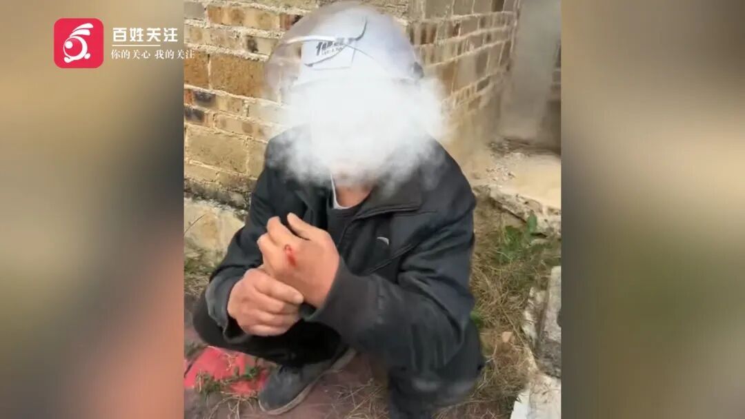 男子进村毒狗被村民抓获：骑无牌摩托车，用鸭皮裹毒饵