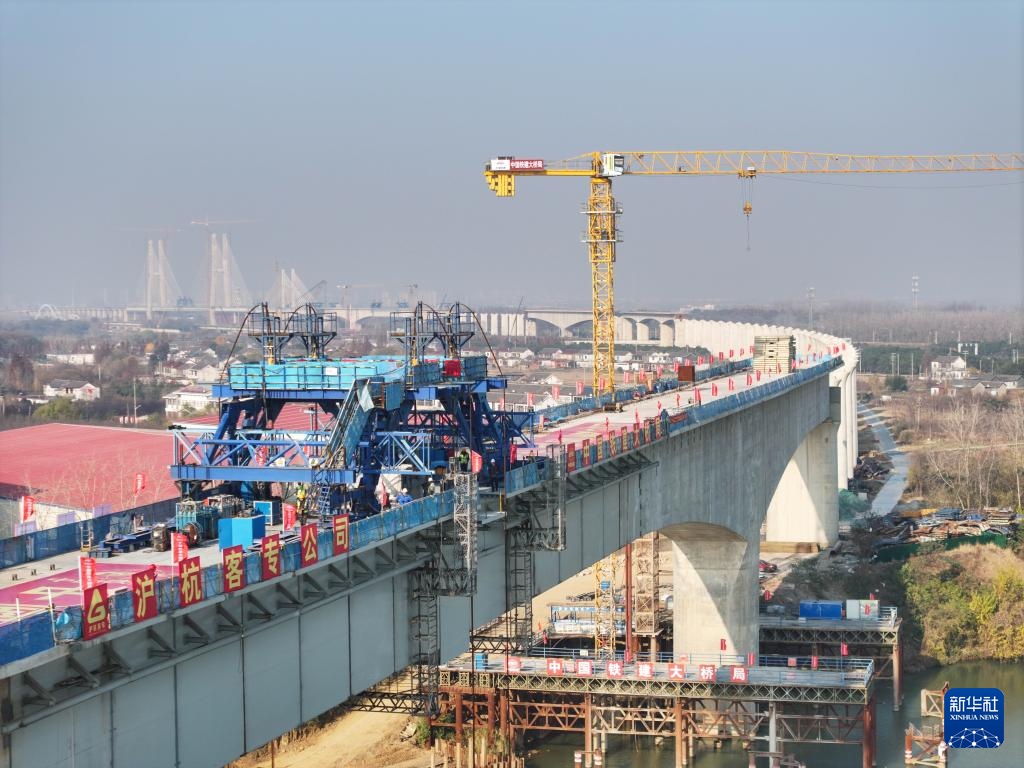 沪渝蓉高铁通泰扬特大桥跨太平河桥精准合龙