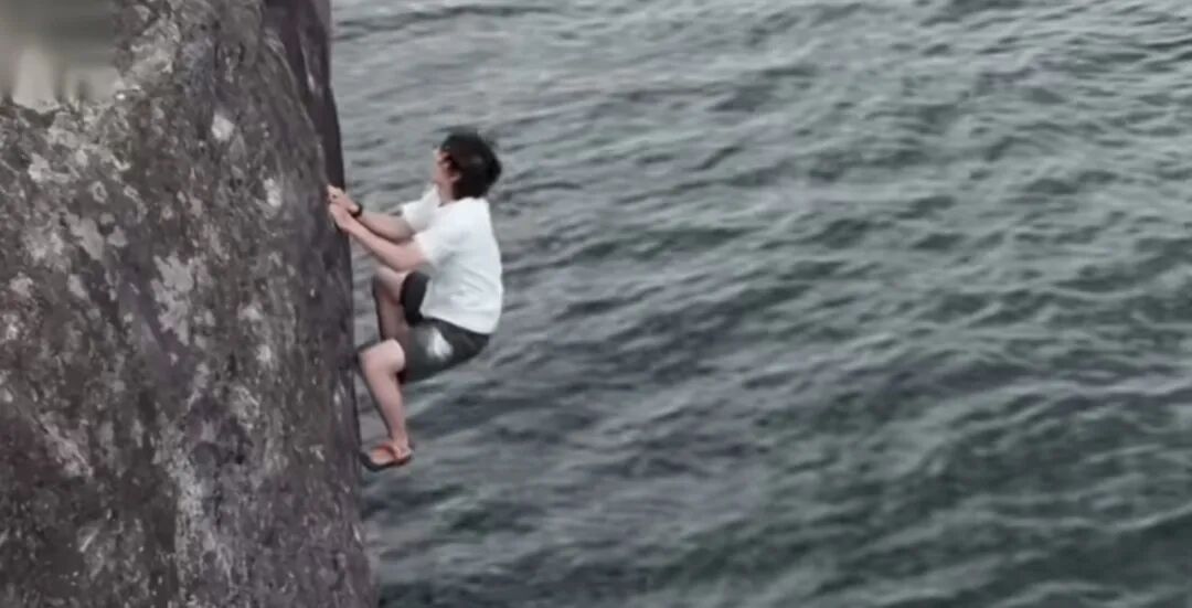 王一博录制综艺节目，没有保护措施徒手攀岩，因手滑坠海