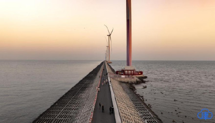 滨海新区新港九号路现“自然与科技”同框盛景 滨海新区新港九号路现“自然与科技”同框盛景