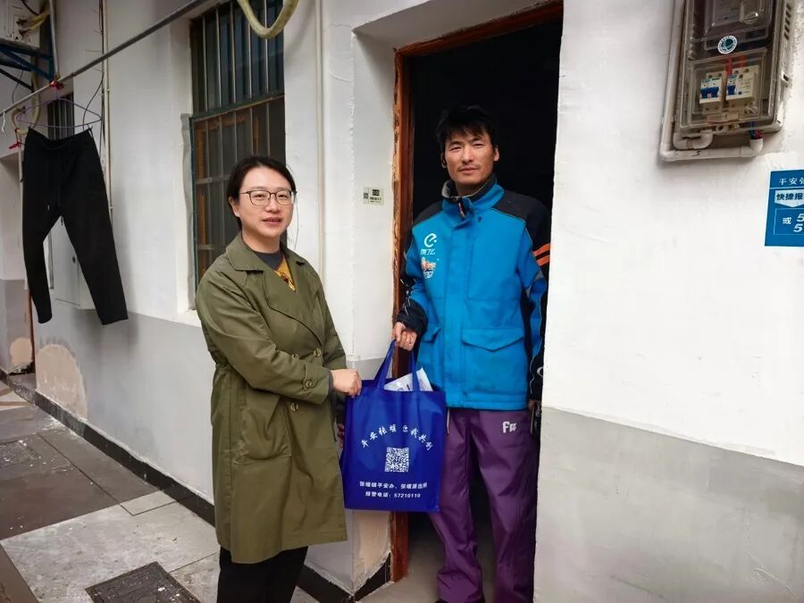 凌晨,上海一小区突然起火!外卖小哥用力拍门、高声呼喊:必须赶紧通知大家 凌晨,上海一小区突然起火!外卖小哥用力拍门、高声呼喊:必须赶紧通知大家