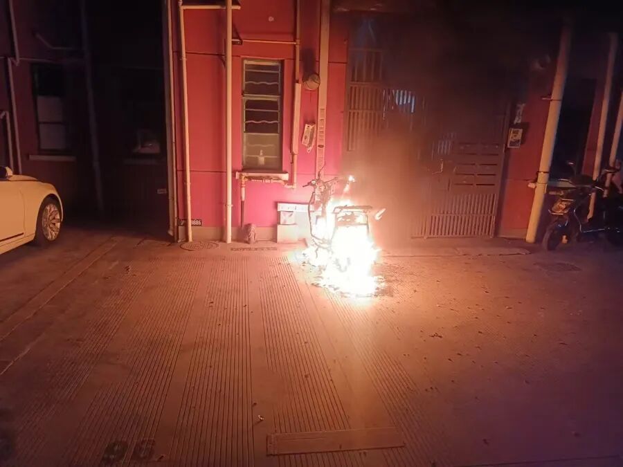 凌晨,上海一小区突然起火!外卖小哥用力拍门、高声呼喊:必须赶紧通知大家 凌晨,上海一小区突然起火!外卖小哥用力拍门、高声呼喊:必须赶紧通知大家