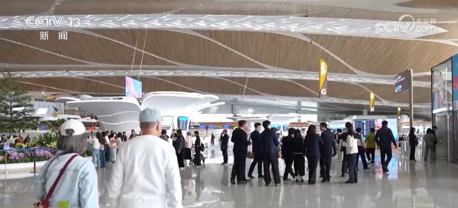 旅客与游客齐聚、民航与文旅融合 粤港澳大湾区机场群建设发展呈现新活力