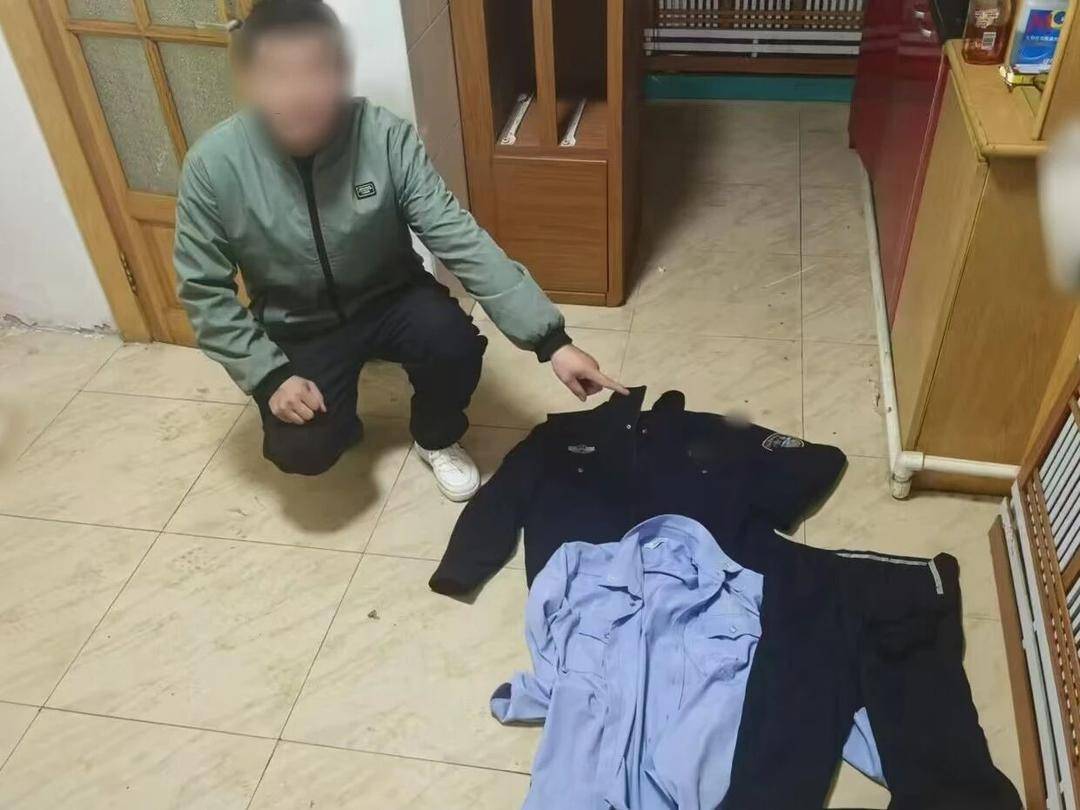 “戏精”附体！男子假扮警察街头处理纠纷，搞不定后偷偷报警“求助”