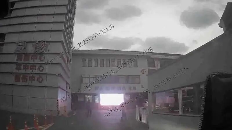 事发上海晚高峰！这辆公交不停站还闯红灯？司机：全车人同意的；网友：必须点赞！