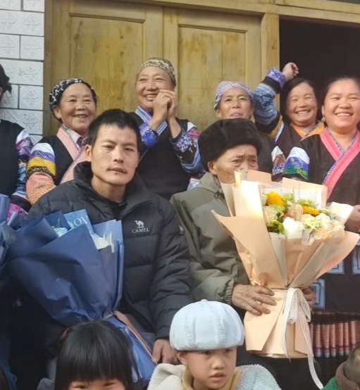 “刀疤哥”回家！贵州乡亲们拉横幅送花热情迎接