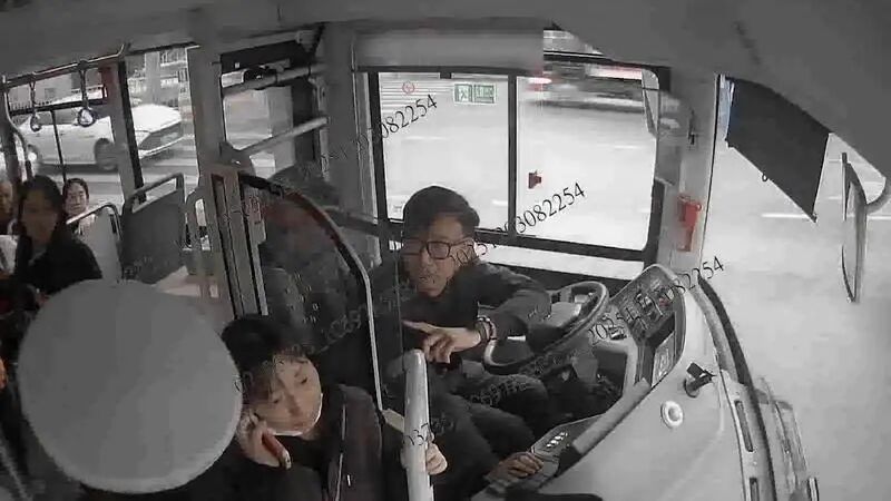 事发上海晚高峰！这辆公交不停站还闯红灯？司机：全车人同意的；网友：必须点赞！