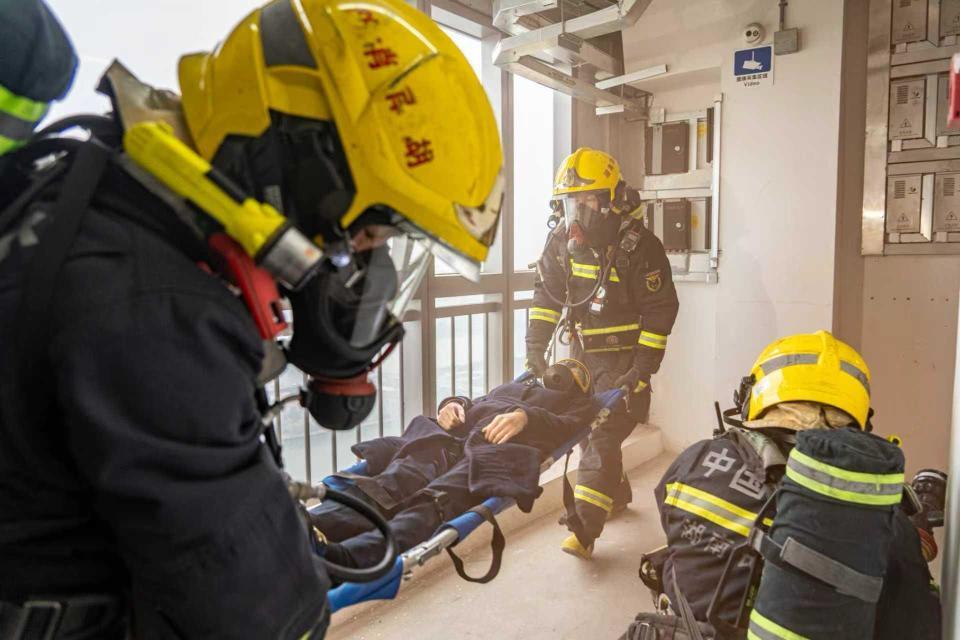 直击200米高空！长沙消防上演超高层“生死救援”