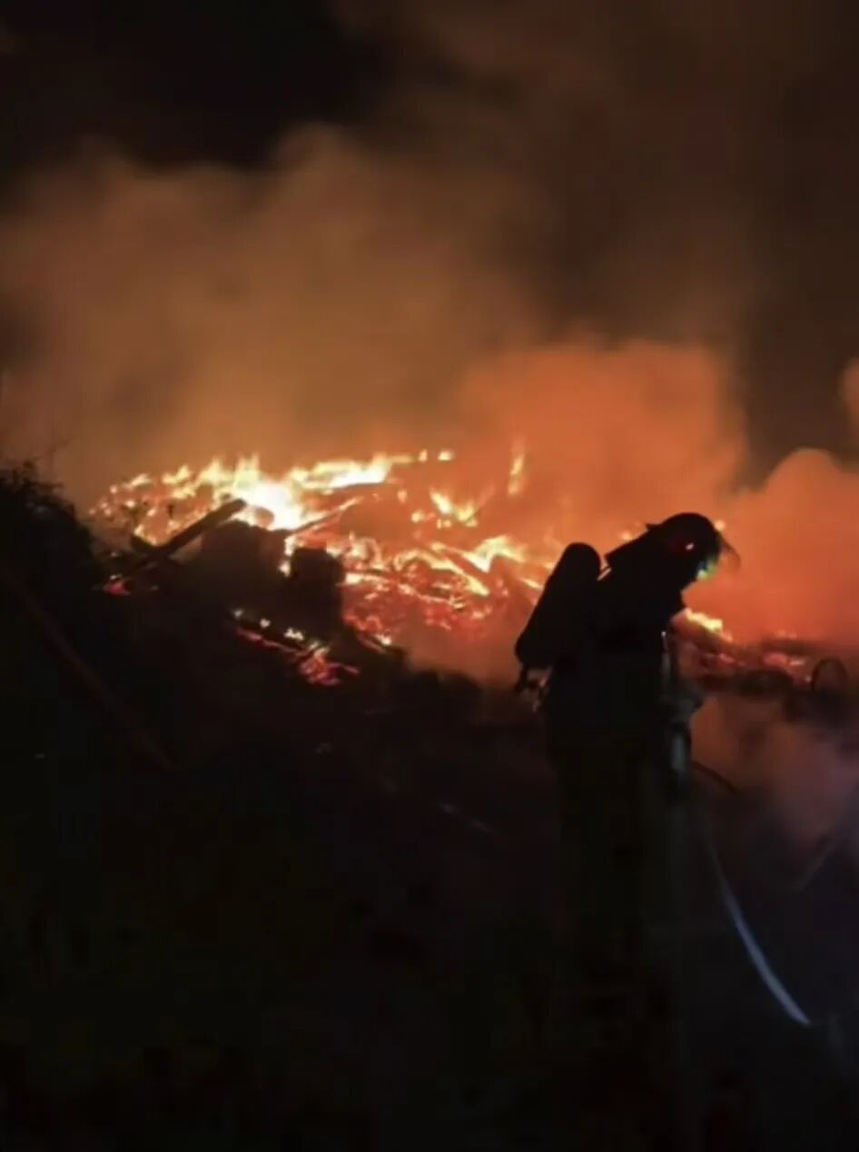 “除了生死，其他都只算擦伤”房子被大火烧光，怀化女子淡定与废墟合影
