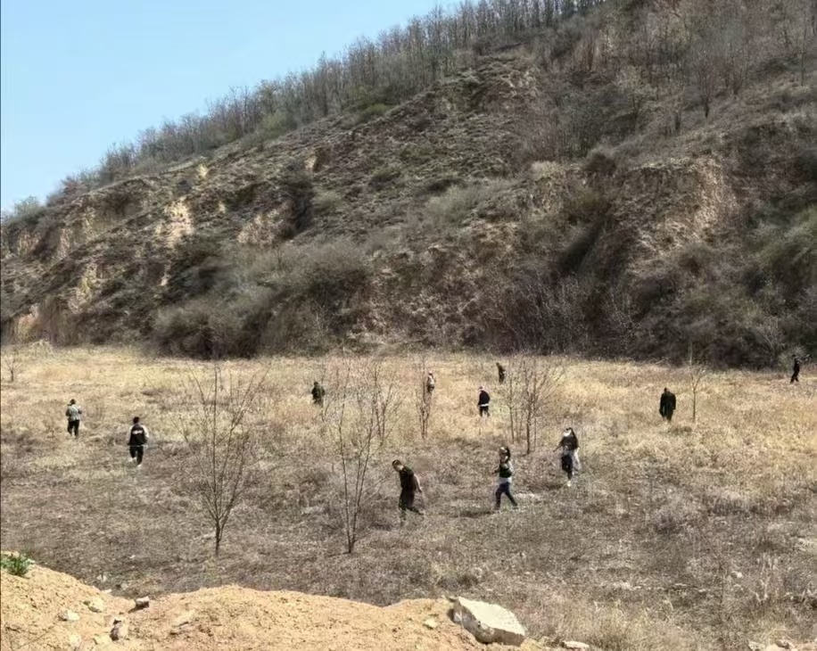 悬赏10万！陕西58岁男子酒后失踪240多天，最后一通电话称“没路了”，多方搜救