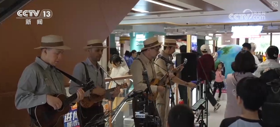 更“新”观察·精致育儿、便利生活、智慧务农、绿色低碳……消费市场活力涌动