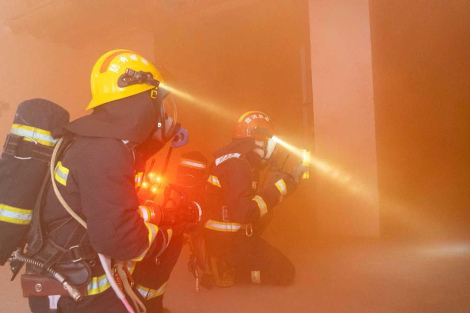 直击200米高空！长沙消防上演超高层“生死救援”