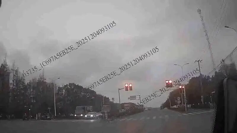 事发上海晚高峰！这辆公交不停站还闯红灯？司机：全车人同意的；网友：必须点赞！