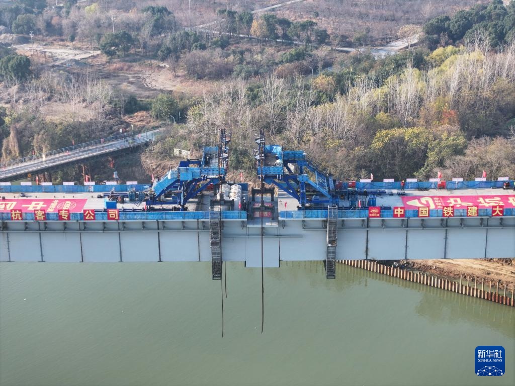 沪渝蓉高铁通泰扬特大桥跨太平河桥精准合龙