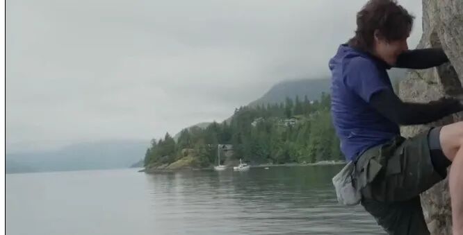 王一博录制综艺节目，没有保护措施徒手攀岩，因手滑坠海