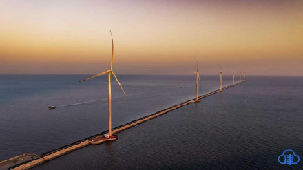 滨海新区新港九号路现“自然与科技”同框盛景 滨海新区新港九号路现“自然与科技”同框盛景