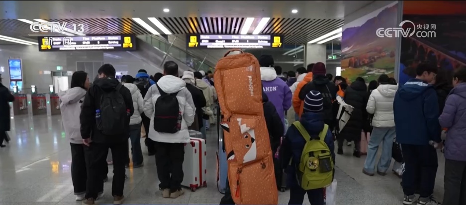 冰雪专属暖心服务上线！京张高铁列车试点“雪具便利行”服务