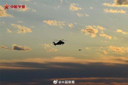 转存收藏！直升机披霞光上演硬核浪漫