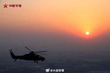 转存收藏！直升机披霞光上演硬核浪漫