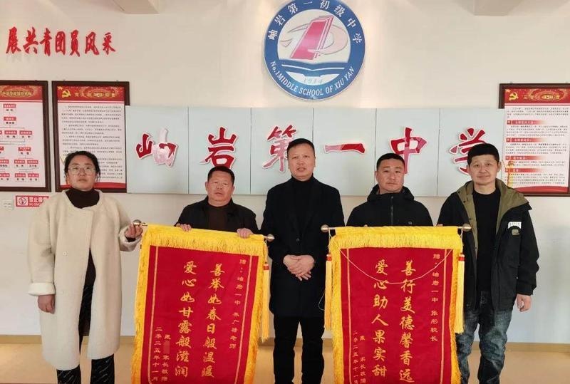 学生没到校也没请假,11通电话都被挂掉!老师冲到家里发现紧急情况马上救人 学生没到校也没请假,11通电话都被挂掉!老师冲到家里发现紧急情况马上救人