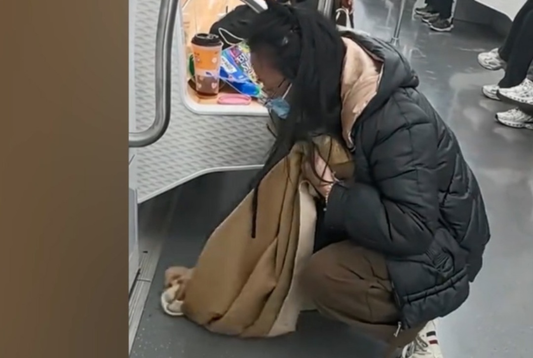 女子地铁上打翻奶茶，马上解开围巾......地铁发布寻人启事