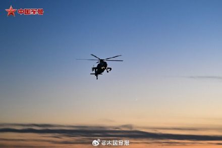 转存收藏！直升机披霞光上演硬核浪漫