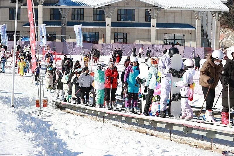 脚转了270°，隔屏看都疼！“踩人滑雪”直接“滑”进骨科……