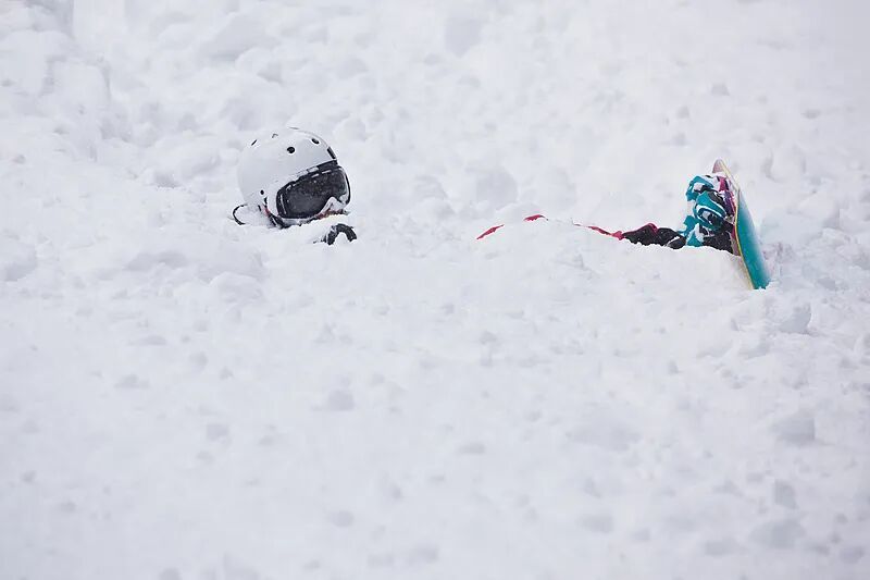 脚转了270°，隔屏看都疼！“踩人滑雪”直接“滑”进骨科……