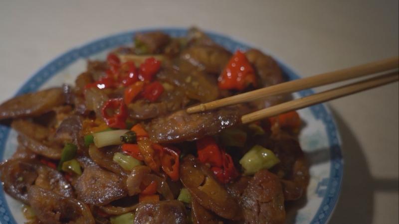 江西宁都：冬日腊味浓 香肠制作忙