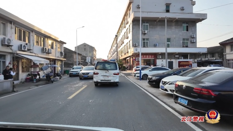 她接到自称“警察”的FaceTime来电，这时真警察出手了！