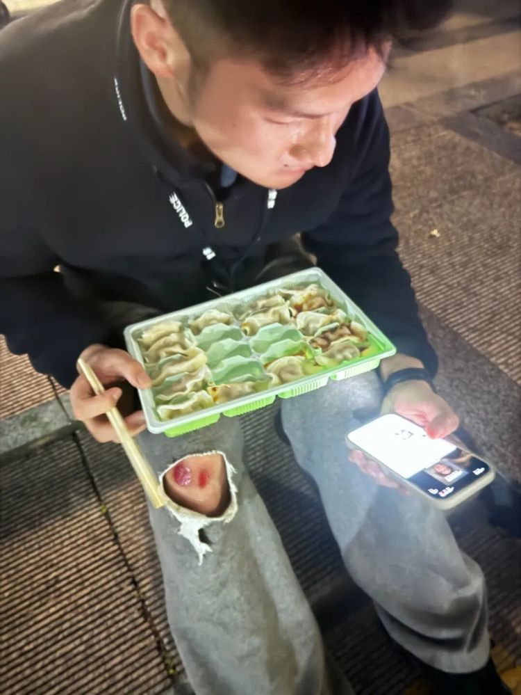 “波棱盖子咔马路牙子上磕秃噜皮,裤子也咔坏了!” “波棱盖子咔马路牙子上磕秃噜皮,裤子也咔坏了!”