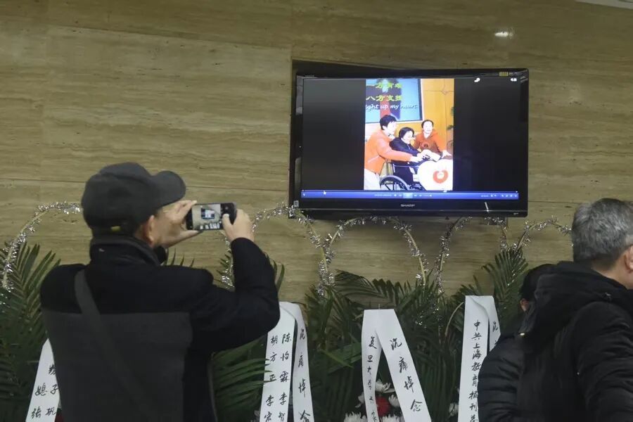 突传噩耗!她因病在上海逝世,曾因这一举动轰动一时!众人自发送行…… 突传噩耗!她因病在上海逝世,曾因这一举动轰动一时!众人自发送行……