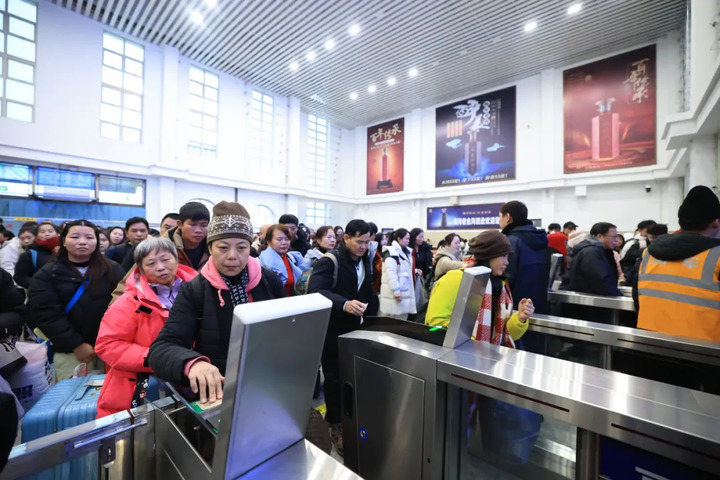 坐“雪国列车”，去看绚烂极光！