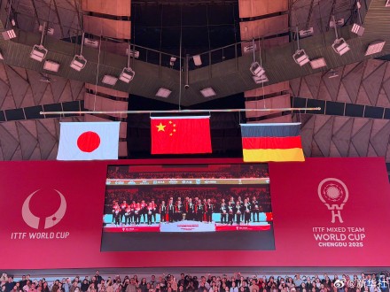 激动！国乒冠军捧杯时刻