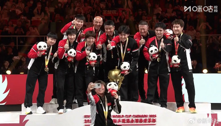 激动！国乒冠军捧杯时刻