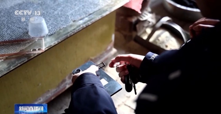 老人好心借手机转身电话卡被盗 警惕“借手机”新骗局