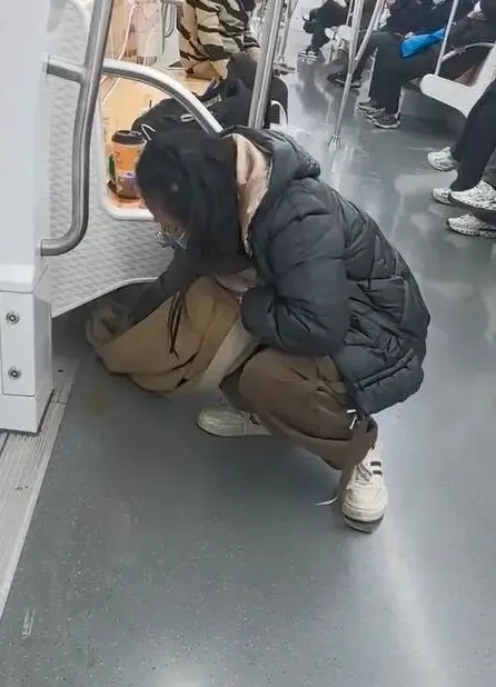 全网寻找的用围巾擦奶茶的女乘客找到了！她是两个孩子的妈妈：我只是做了自己该做的事