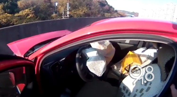 没碰到也全责？杭州高速现无接触事故，判罚亮了！