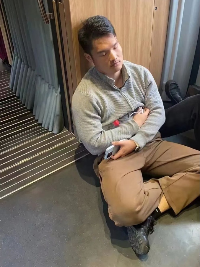 “波棱盖子咔马路牙子上磕秃噜皮,裤子也咔坏了!” “波棱盖子咔马路牙子上磕秃噜皮,裤子也咔坏了!”