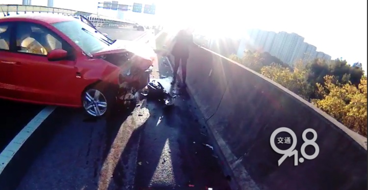 没碰到也全责？杭州高速现无接触事故，判罚亮了！