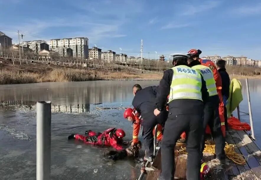 “佳婷，你这衣服咋湿了？”