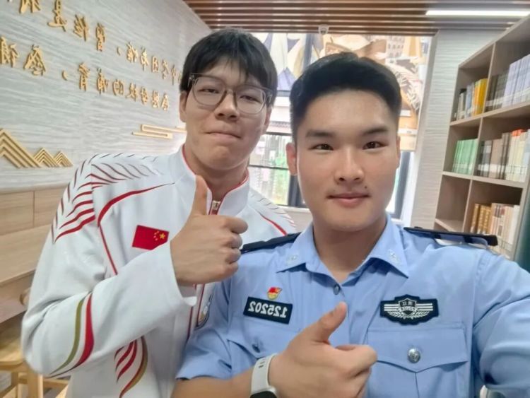 “波棱盖子咔马路牙子上磕秃噜皮,裤子也咔坏了!” “波棱盖子咔马路牙子上磕秃噜皮,裤子也咔坏了!”