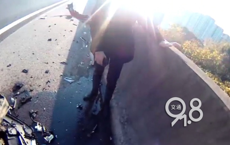 没碰到也全责？杭州高速现无接触事故，判罚亮了！