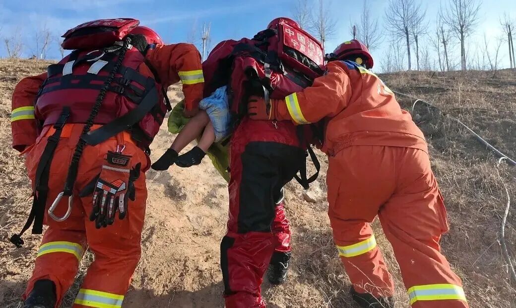 “佳婷，你这衣服咋湿了？”