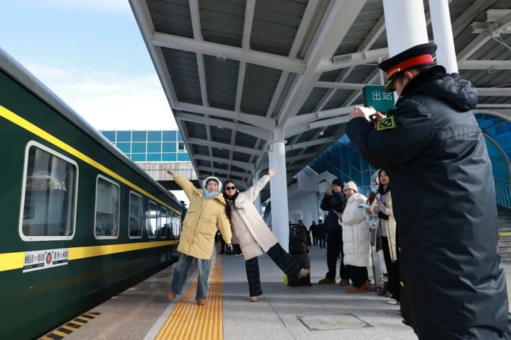 坐“雪国列车”，去看绚烂极光！
