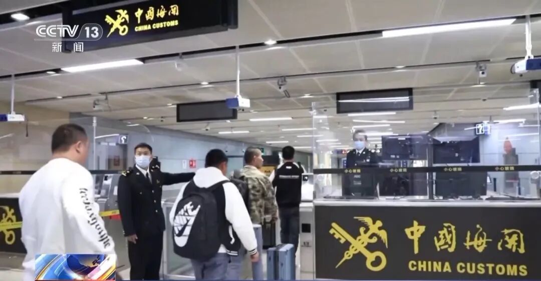 一名女子入境时走路姿态异常，海关拦截发现其裤子内藏2斤多活虫入境，被查