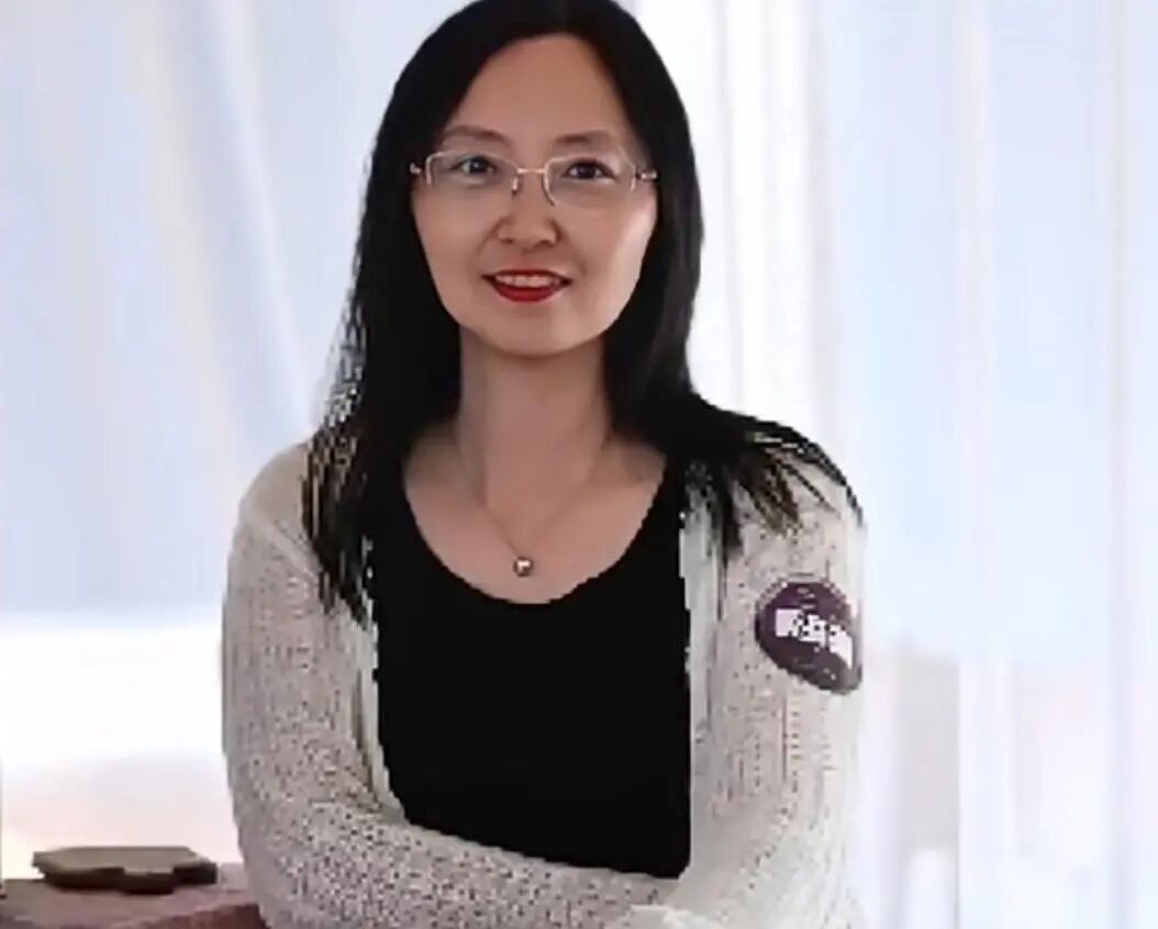 江苏苏州一女乘客地铁上用围巾擦地，本人回应